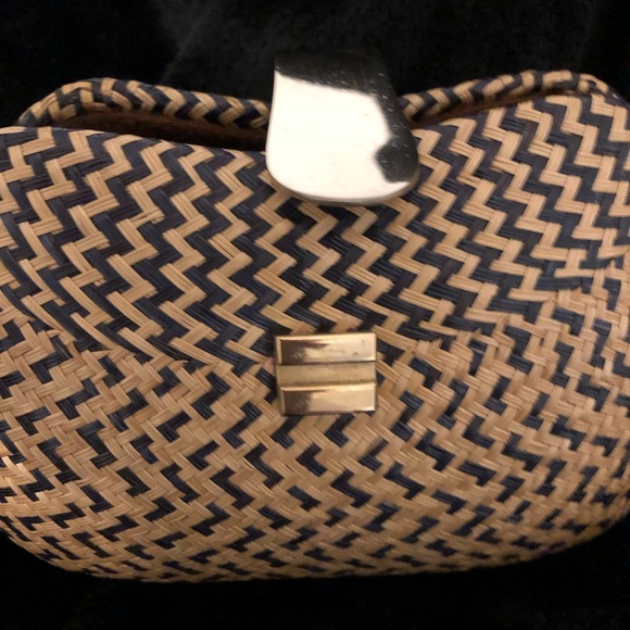 Women’s Vintage Style Hand Woven Straw Shoulder Clutch with Chain Strap - Picture 4 of 7